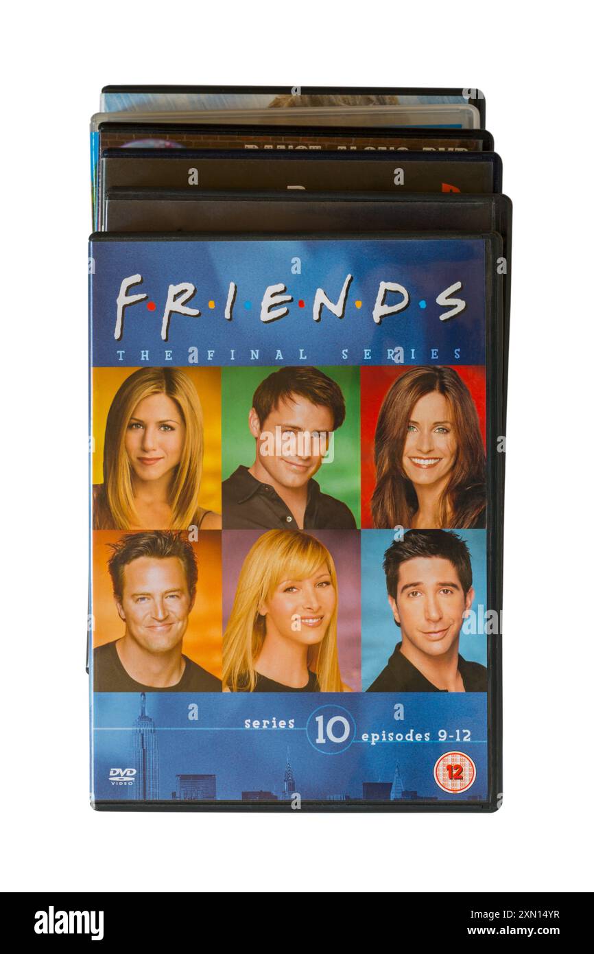 Pile de DVD avec des amis la série finale 10 épisodes 9-12 DVD sur le dessus isolé sur fond blanc Banque D'Images