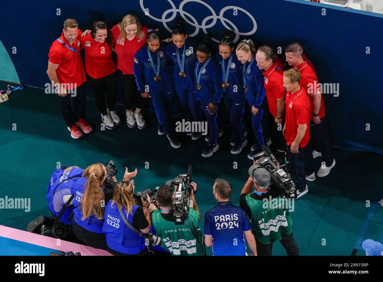 The United States women's gymnastics team pose for a picture after winning the gold medal in the women's artistic gymnastics team finals at the 2024 Summer Olympics, Tuesday, July 30, 2024, in Paris, France. (AP Photo/Morry Gash) Banque D'Images