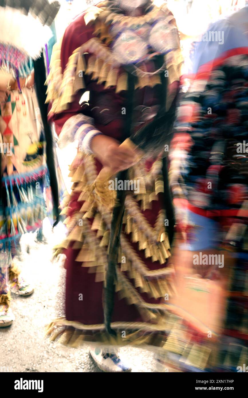 Motion photo floue de danseurs autochtones au Powwow de la Nation Tsuut'ina en Alberta, au Canada, à l'ouest de Calgary Banque D'Images