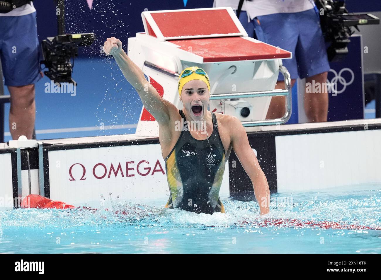 Paris, France. 30 juillet 2024. L'australienne Kaylee McKeown célèbre sa victoire sur la médaille d'or de la finale du 100 mètres dos féminin aux Jeux olympiques de Paris 2024 à l'Arena le Defense à Paris, France, le mardi 30 juillet 2024. Kaylee McKeown, d’Australie, a remporté l’or, Regan Smith, des États-Unis, l’argent et Katharine Berkoff, des États-Unis, le bronze. Photo de Richard Ellis/UPI crédit : UPI/Alamy Live News Banque D'Images