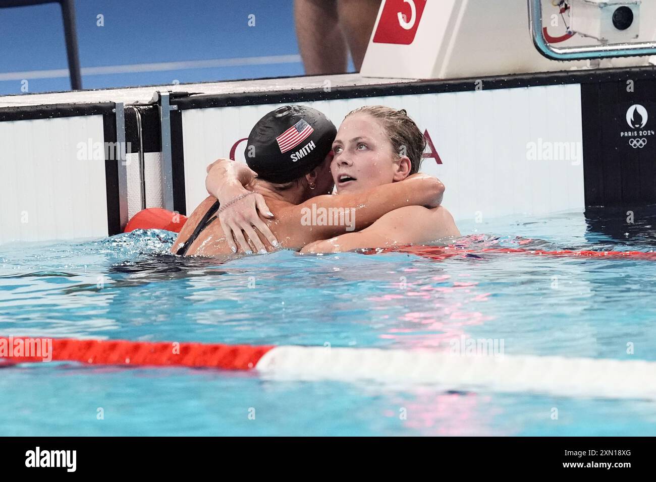 Paris, France. 30 juillet 2024. Regan Smith, des États-Unis, et Katharine Berkoff, des États-Unis, s'embrassent après avoir participé à la finale féminine du 100 mètres dos aux Jeux olympiques de Paris 2024 à l'Arena le Defense à Paris, France, le mardi 30 juillet 2024. Kaylee McKeown, d’Australie, a remporté l’or, Regan Smith, des États-Unis, l’argent et Katharine Berkoff, des États-Unis, le bronze. Photo de Richard Ellis/UPI crédit : UPI/Alamy Live News Banque D'Images