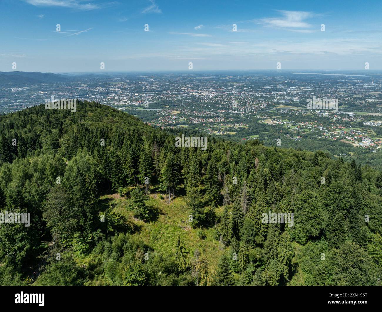 Panorama des montagnes d'été Beskid.. Superbe vue aérienne drone des forêts vertes d'été dans les montagnes Beskid, Bielsko Biala, Magurka Wilkowicka. Banque D'Images