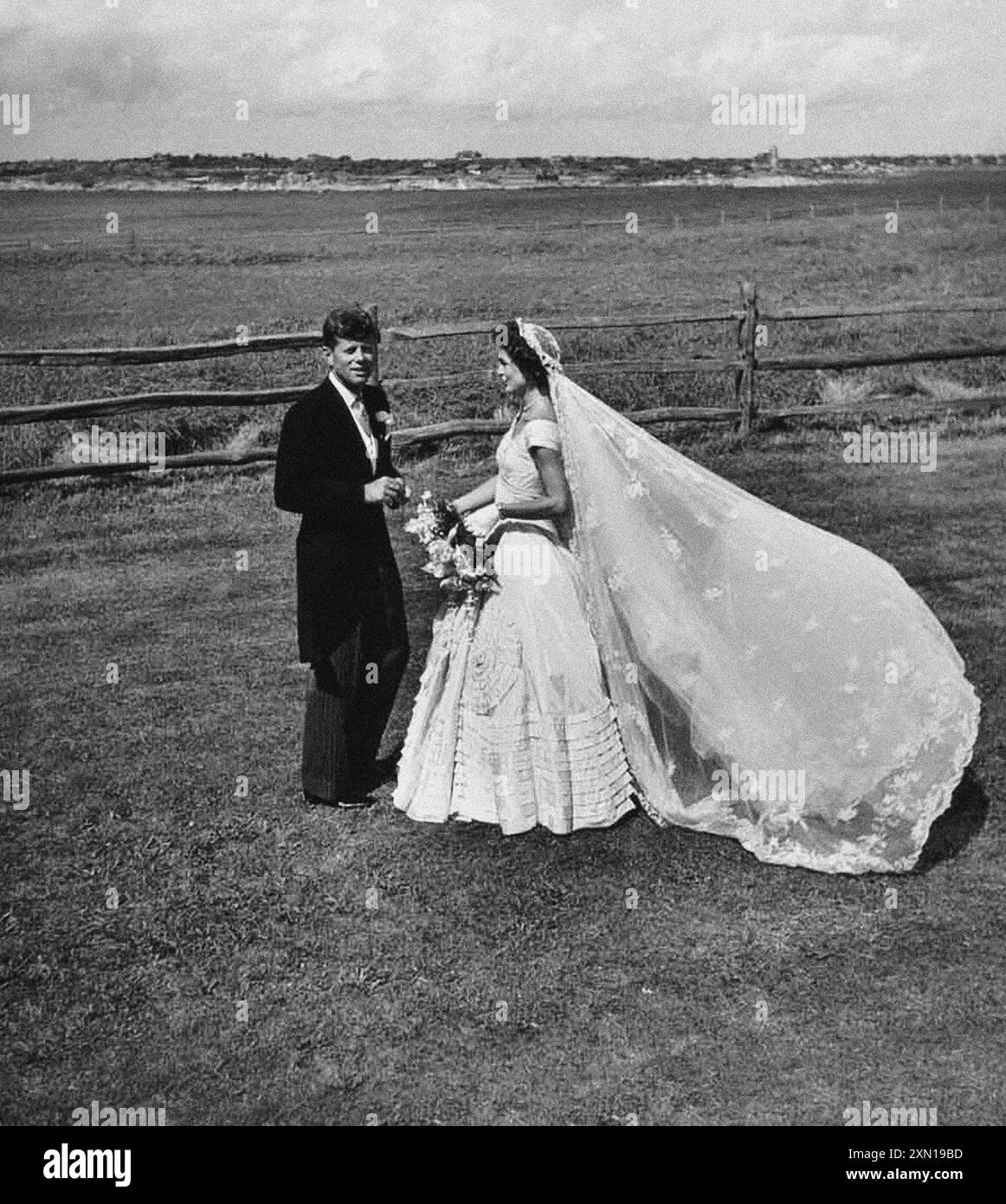 Le sénateur américain John Kennedy et Jacqueline Bouvier Kennedy, en tenue de mariage, Newport, Rhode Island, États-Unis, Toni Frissell, 12 septembre 1953 Banque D'Images