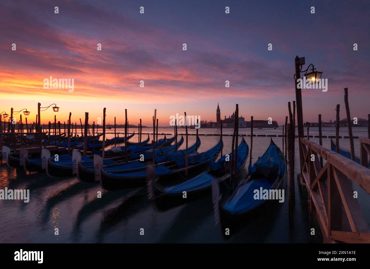 Vue de l'église San Giorgio Maggiore de l'autre côté de la lagune depuis la place de Mark à Venise en Italie en Europe Banque D'Images