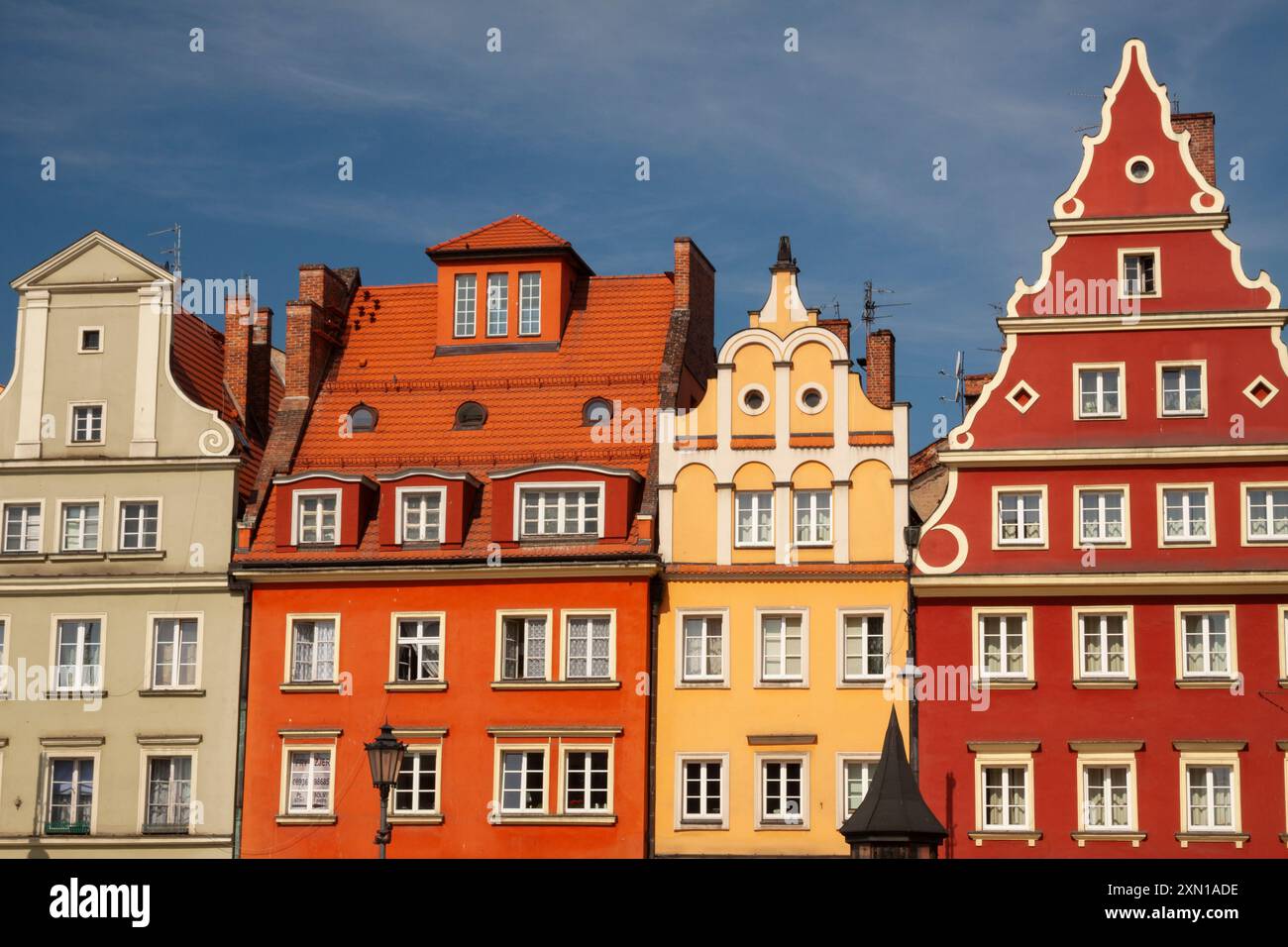 Maisons à pignons colorées sur la place du marché du sel dans la vieille ville de Wroclaw en Pologne en Europe Banque D'Images