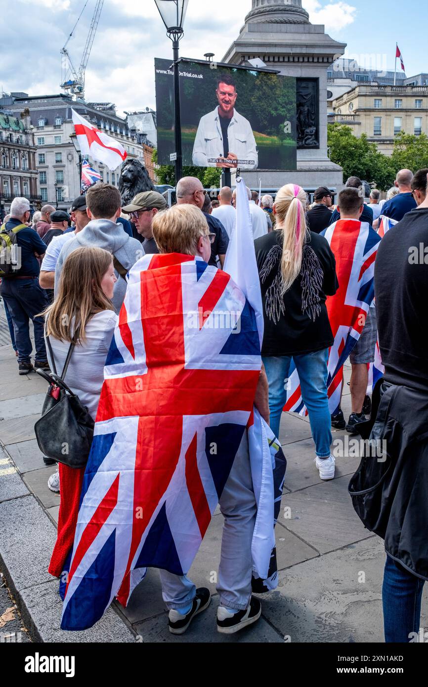 Les gens de Trafalgar Square Écoutez les discours prononcés par Tommy Robinson, activiste de l'aile droite, au rassemblement « Uniting the Kingdom », Londres, Royaume-Uni. Banque D'Images