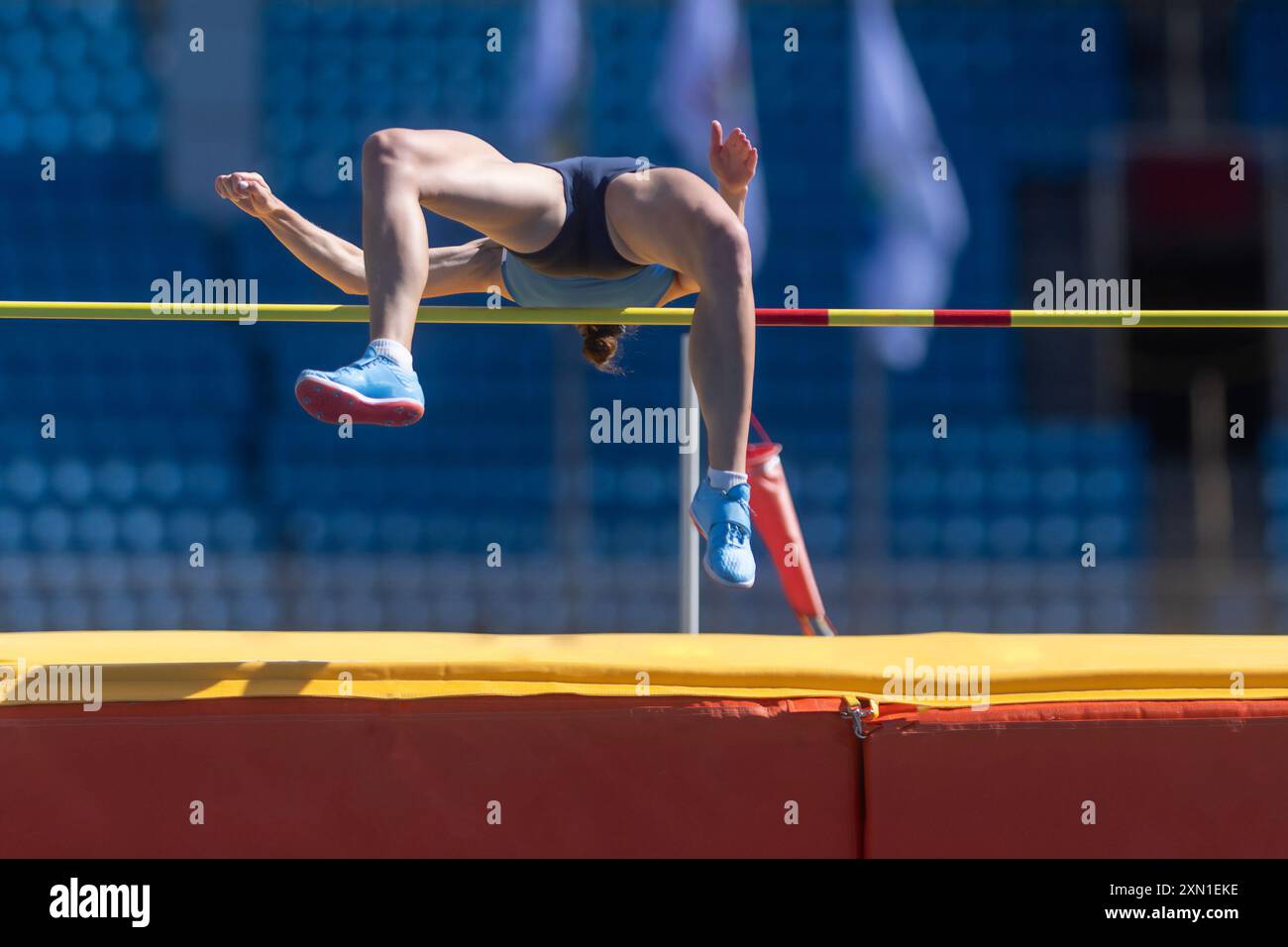 Jeune femme en saut en hauteur. Thème piste et champ. Affiche horizontale sur le thème du sport, cartes de vœux, en-têtes, site Web et application Banque D'Images