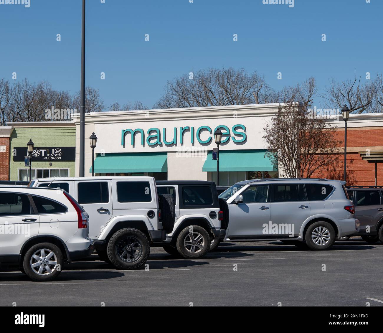 SEVIERVILLE, TN - 12 mars 2024 : immeuble de magasin de vêtements Maurices dans un centre commercial, vu d'un parking occupé avec des voitures et des véhicules stationnés. Banque D'Images