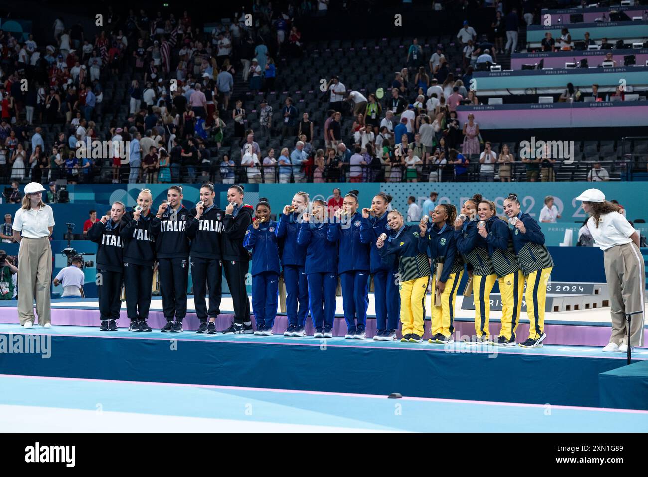 ANDREOLI Angela, D’AMATO Alice, ESPOSITO Manila, IORIO Elisa, VILLA Giorgia (Italien), BILES Simone (USA), CAREY Jade (USA), CHILES Jordan (USA), LEE Sunisa (USA), RIVERA Hezly (USA), ANDRADE Rebeca, BARBOSA Jade, OLIVEIRA Lorrane, SARAIVA Flavia, SOARES Julia (Brasilien) jubeln BEI der Siegerehrung auf dem podium, FRA, Olympische Spiele Paris 2024, Geraetturnen, Damen Teamfinale, 30.07.2024 Foto : Eibner-Pressefoto/Michael Memmler Banque D'Images