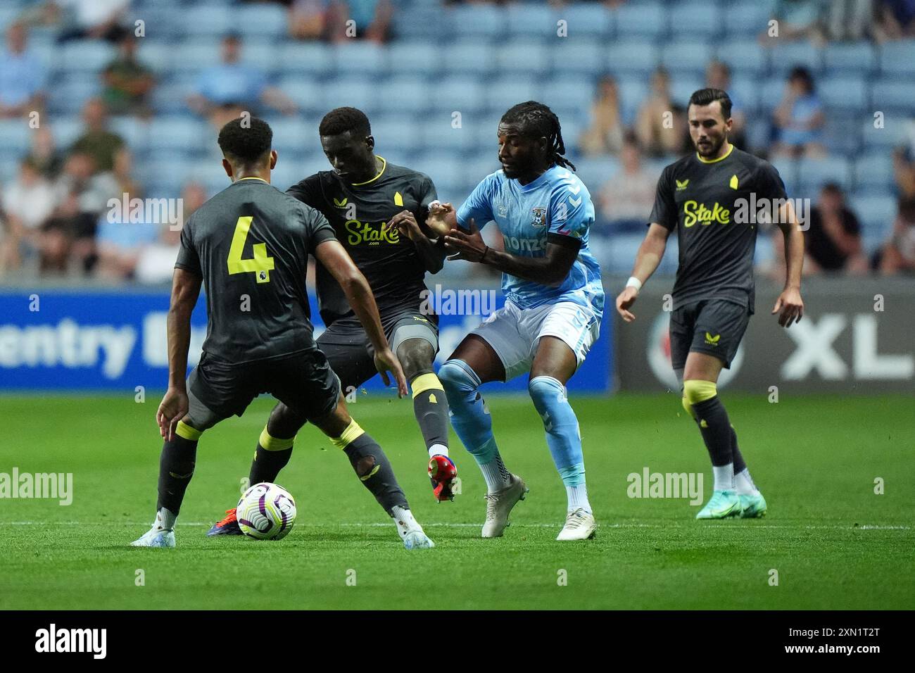 Kasey Palmer de Coventry City et Abdoulaye Doucoure d'Everton s'affrontent pour le ballon lors du match amical d'avant-saison à la Coventry Building Society Arena. Date de la photo : mardi 30 juillet 2024. Banque D'Images