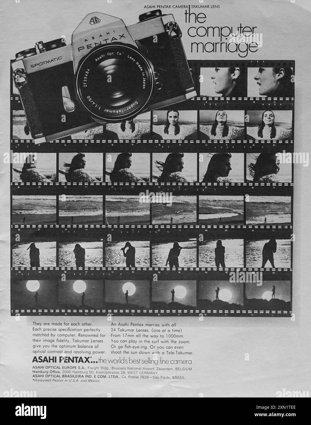 Une publicité vintage de 1970 présente la caméra Asahi Pentax avec des images saisissantes de couples à la plage pendant le coucher du soleil. Banque D'Images