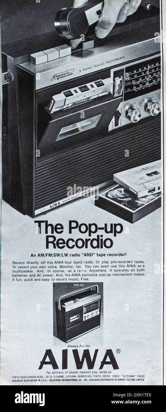 Une publicité vintage de 1970 pour l'AIWA Pop Up Recordio, radio quatre bandes et magnétophone. Banque D'Images