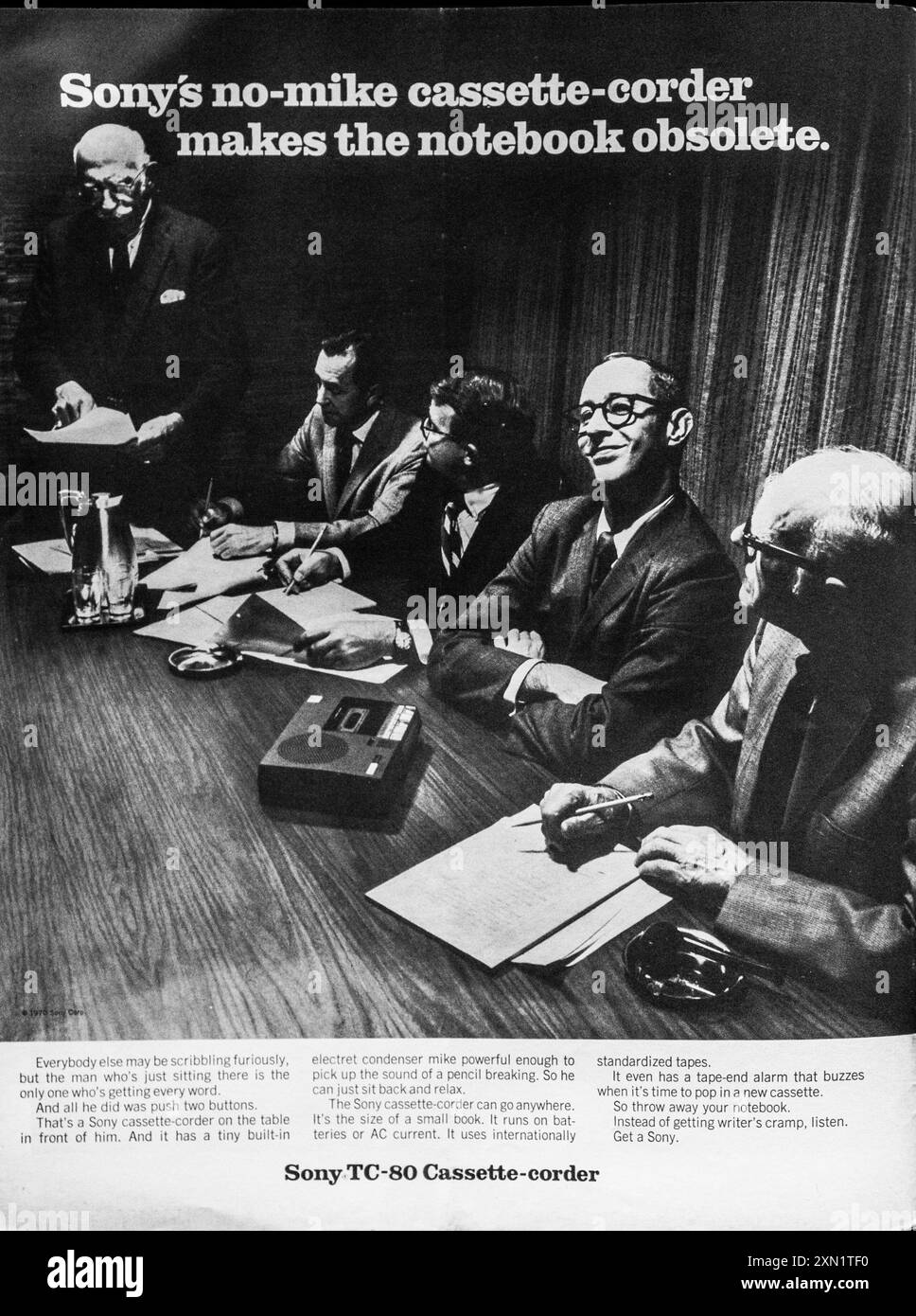 Publicité vintage 1970 pour la corder cassette Sony, montrant une réunion d'affaires en cours d'enregistrement. Banque D'Images