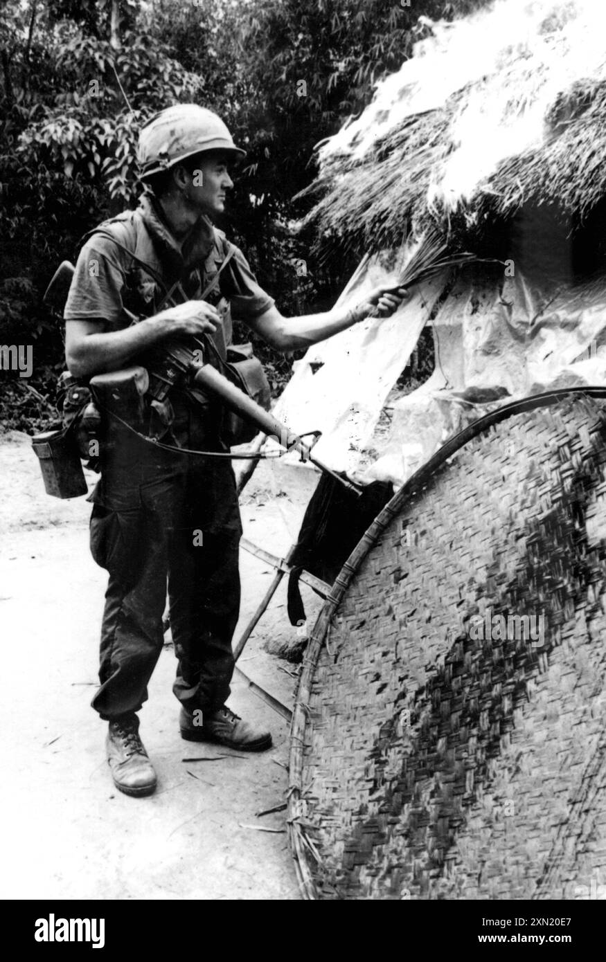 Mon massacre de Lai, un soldat américain brûle un village. Mon massacre de Lai pendant la guerre du Vietnam Banque D'Images