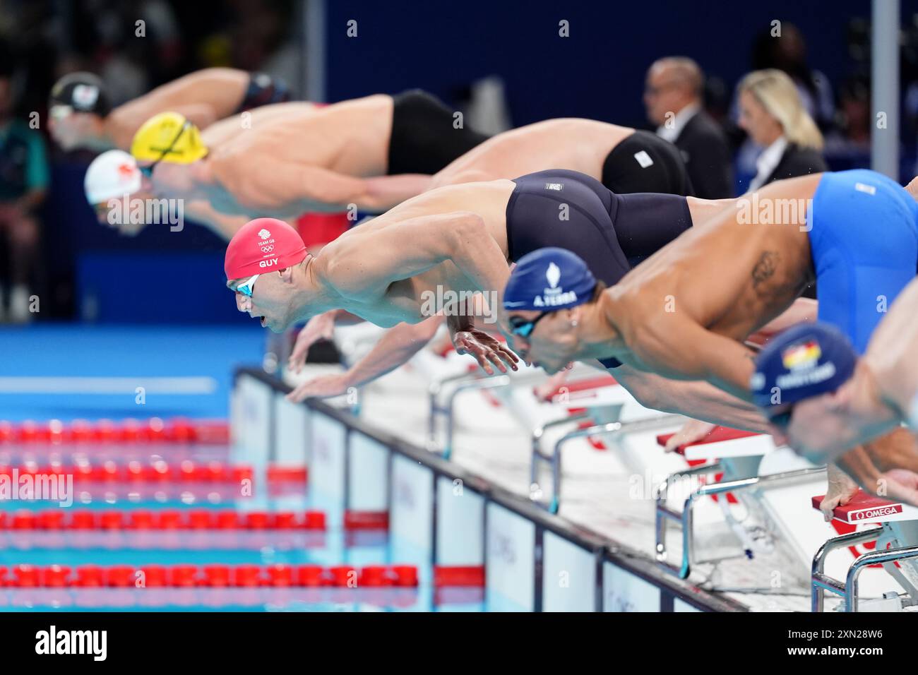 Le britannique James Guy en action lors de la finale du relais 4 x 200 m libre masculin à l'arène de la Défense de Paris le quatrième jour des Jeux Olympiques de Paris 2024 en France. Date de la photo : mardi 30 juillet 2024. Banque D'Images