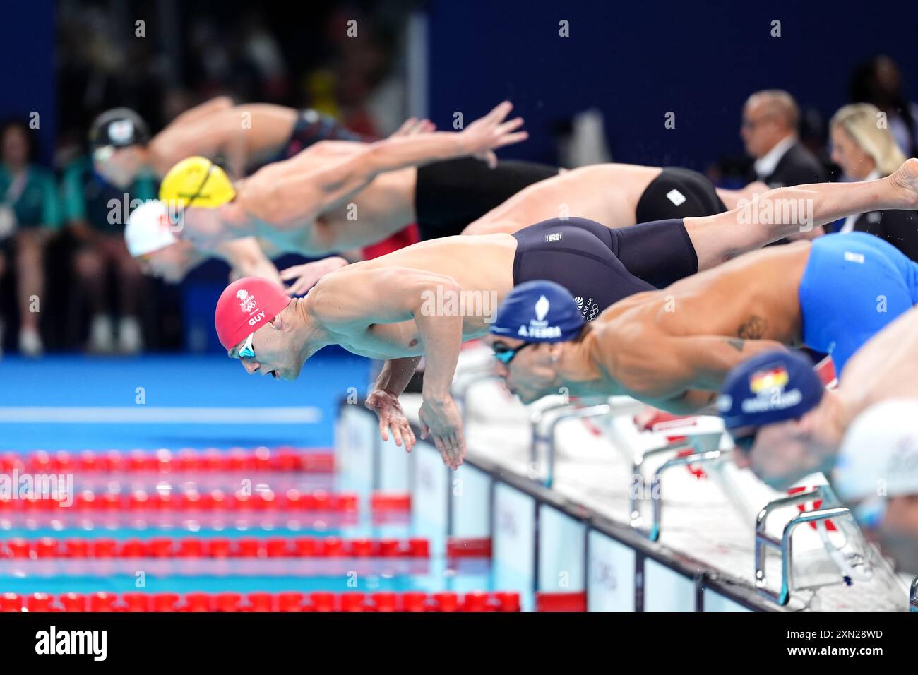 Le britannique James Guy en action lors de la finale du relais 4 x 200 m libre masculin à l'arène de la Défense de Paris le quatrième jour des Jeux Olympiques de Paris 2024 en France. Date de la photo : mardi 30 juillet 2024. Banque D'Images