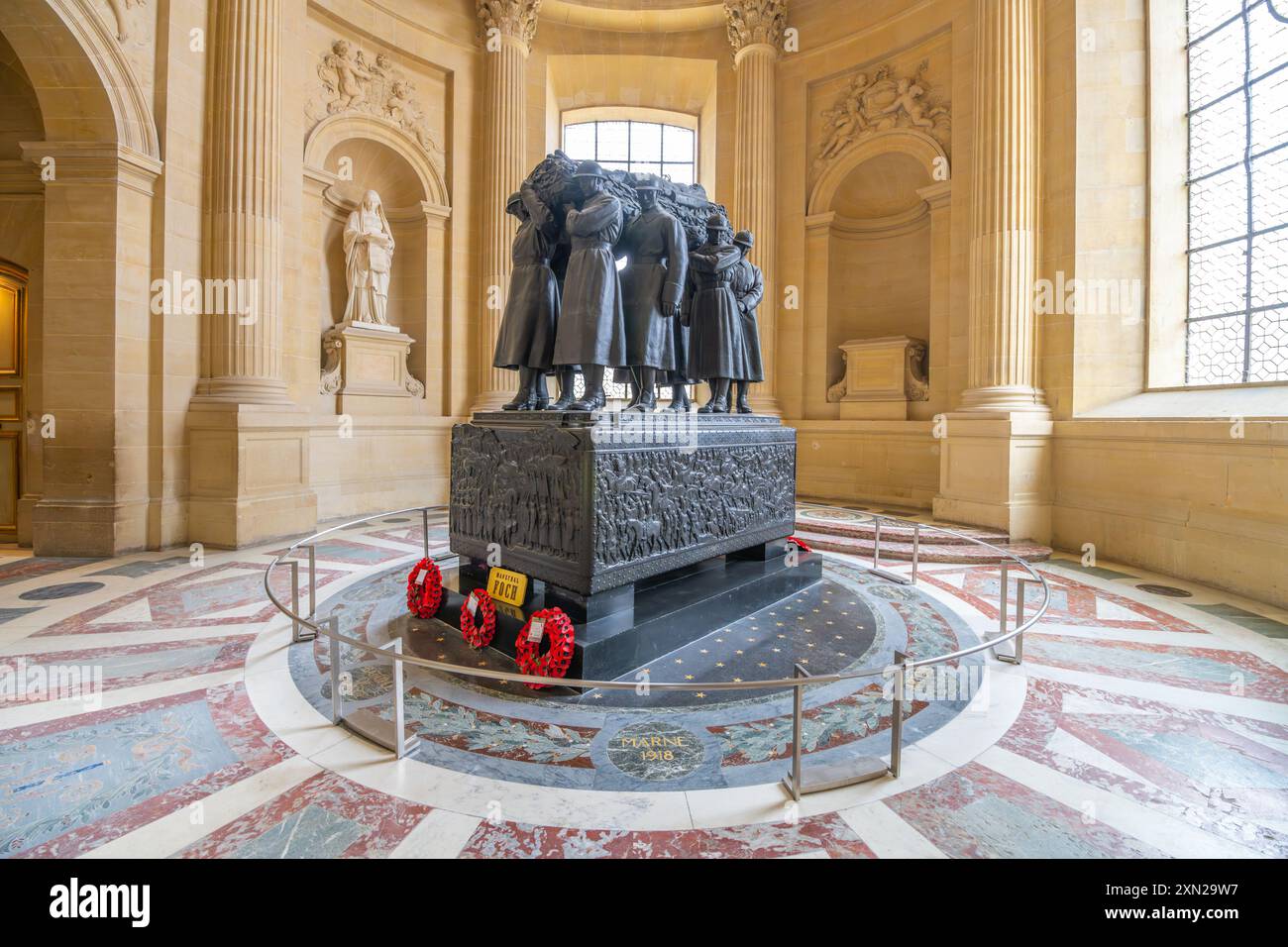 Le dernier lieu de repos du maréchal Foch, situé à l'intérieur de l'historique les Invalides à Paris, orné de couronnes et de sculptures. Paris, France Banque D'Images