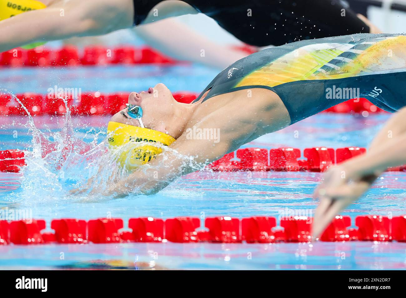 Paris, France, 30 juillet 2024. L’australienne Kaylee McKeown décolle pour la finale du 100 m dos du WomenÕs lors des Jeux Olympiques de Paris 2024 à la Défense Arena le 30 juillet 2024 à Paris, France. Crédit : Pete Dovgan/Speed Media/Alamy Live News crédit : Pete Dovgan/Speed Media/Alamy Live News Banque D'Images