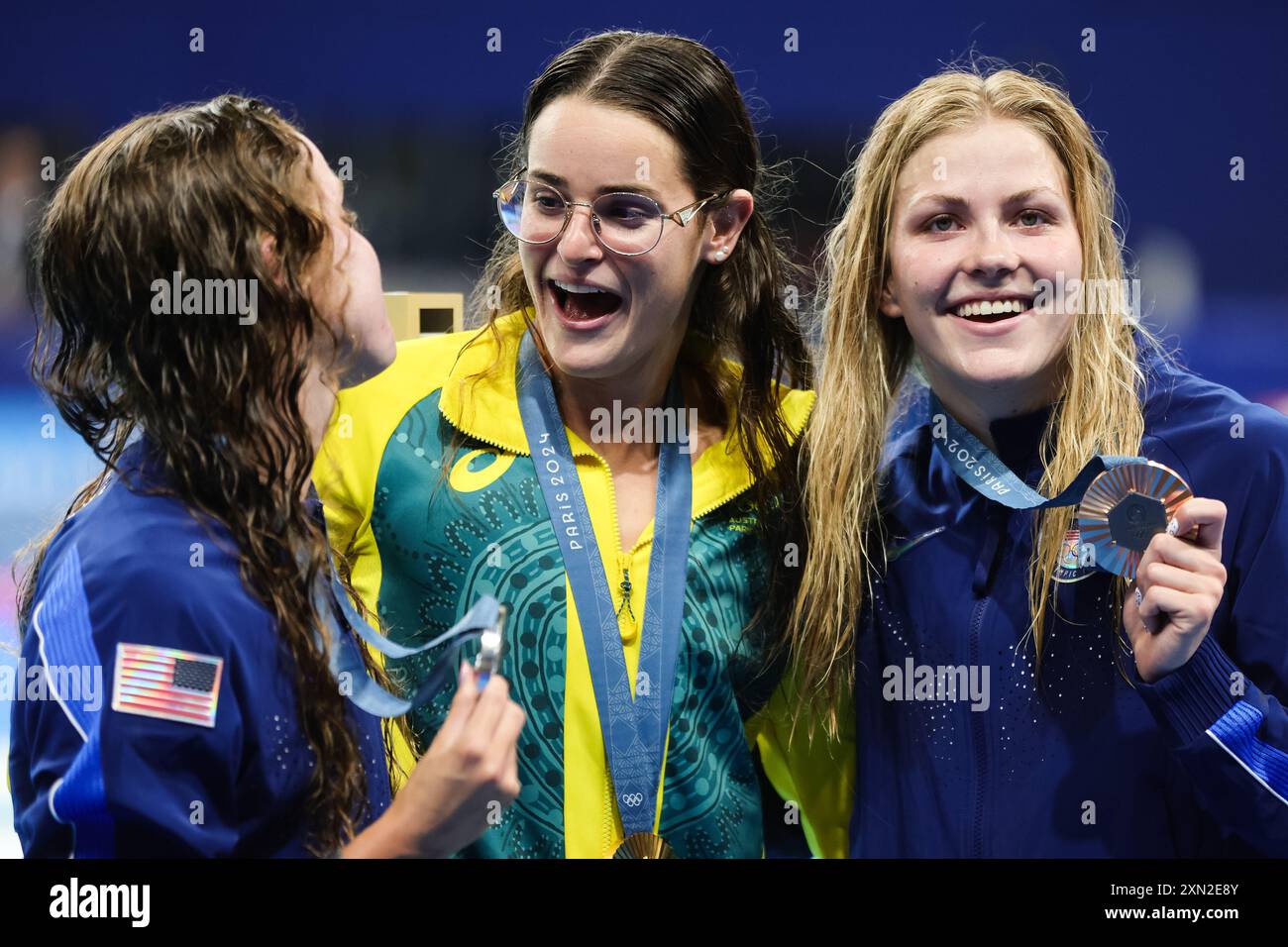 Paris, France, 30 juillet 2024. L’australienne Kaylee McKeown montre sa médaille d’or avec les médaillées d’argent et de bronze Regan Smith et Katharine Berkhoff lors de la finale de WomenÕs 100 m dos aux Jeux Olympiques de Paris 2024 à l’Arena de la Défense le 30 juillet 2024 à Paris, France. Crédit : Pete Dovgan/Speed Media/Alamy Live News crédit : Pete Dovgan/Speed Media/Alamy Live News Banque D'Images