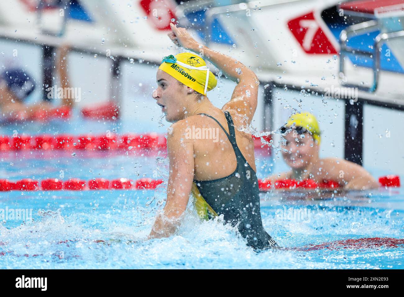 Paris, France, 30 juillet 2024. L’australienne Kaylee McKeown célèbre sa victoire d’or lors de la finale du 100 m dos du WomenÕs lors des Jeux Olympiques de Paris 2024 au Paris la Defense Arena le 30 juillet 2024 à Paris, France. Crédit : Pete Dovgan/Speed Media/Alamy Live News crédit : Pete Dovgan/Speed Media/Alamy Live News Banque D'Images