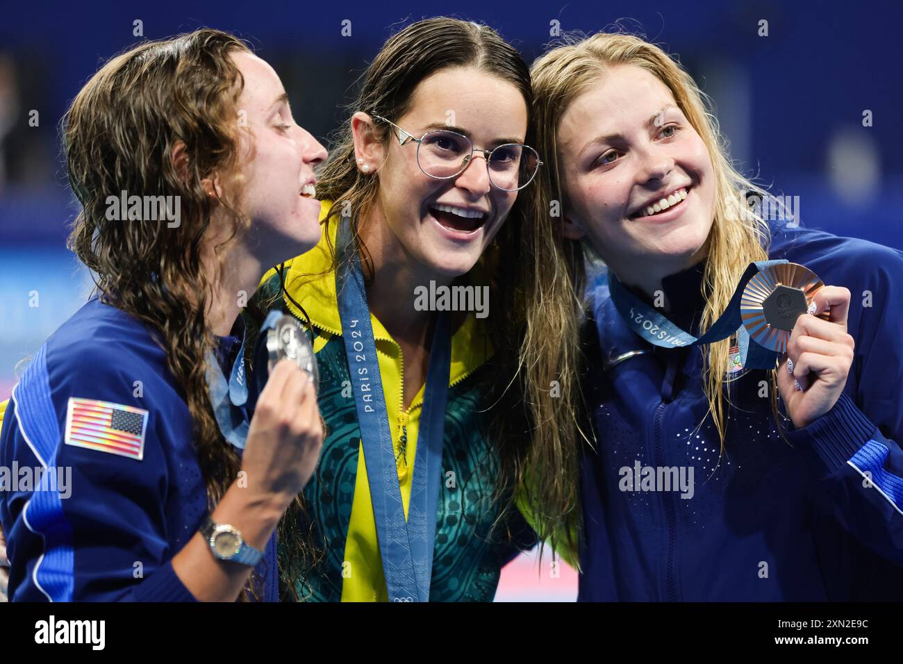 Paris, France, 30 juillet 2024. L’australienne Kaylee McKeown montre sa médaille d’or avec les médaillées d’argent et de bronze Regan Smith et Katharine Berkhoff lors de la finale de WomenÕs 100 m dos aux Jeux Olympiques de Paris 2024 à l’Arena de la Défense le 30 juillet 2024 à Paris, France. Crédit : Pete Dovgan/Speed Media/Alamy Live News crédit : Pete Dovgan/Speed Media/Alamy Live News Banque D'Images