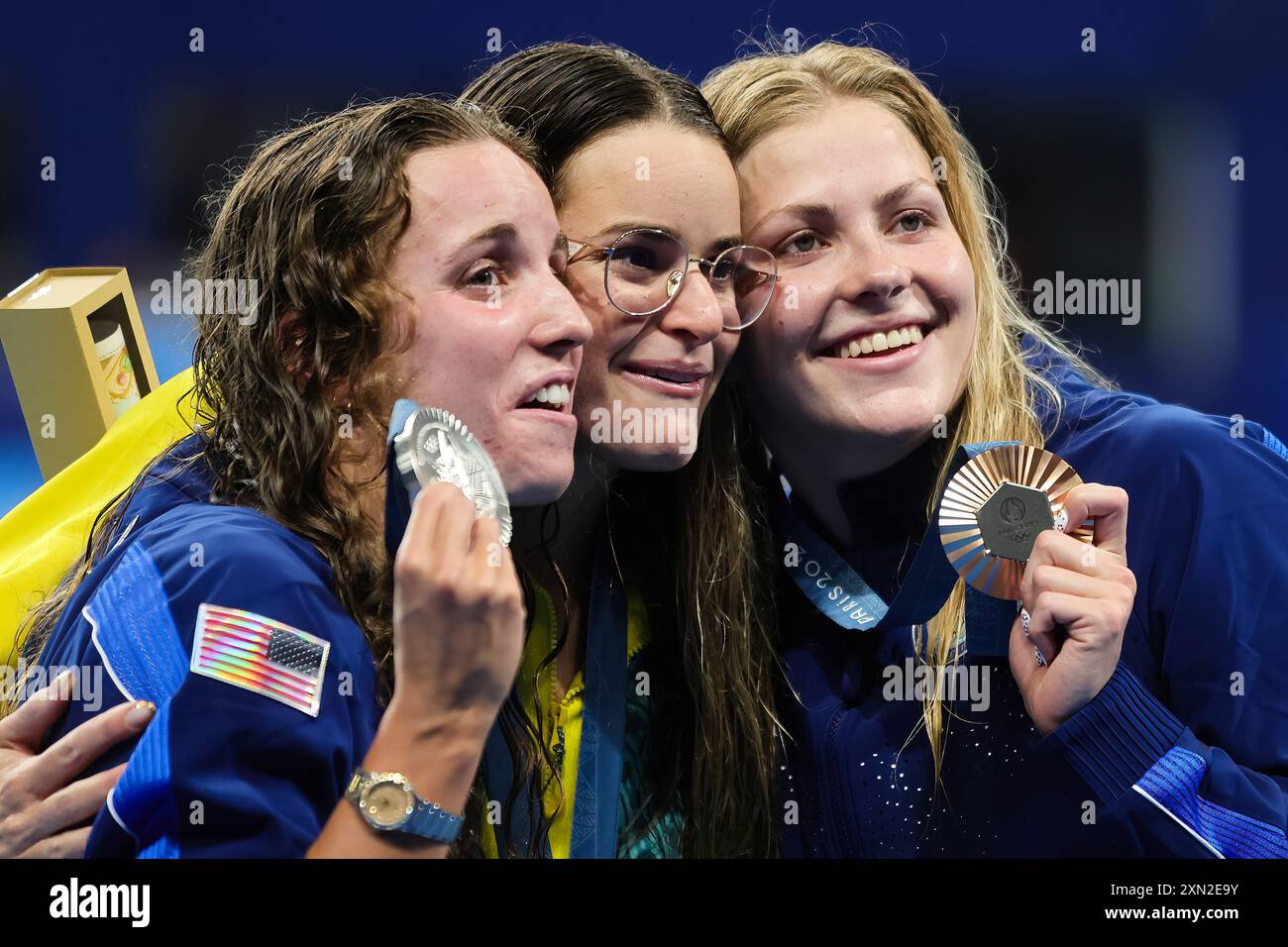 Paris, France, 30 juillet 2024. L’australienne Kaylee McKeown montre sa médaille d’or avec les médaillées d’argent et de bronze Regan Smith et Katharine Berkhoff lors de la finale de WomenÕs 100 m dos aux Jeux Olympiques de Paris 2024 à l’Arena de la Défense le 30 juillet 2024 à Paris, France. Crédit : Pete Dovgan/Speed Media/Alamy Live News crédit : Pete Dovgan/Speed Media/Alamy Live News Banque D'Images
