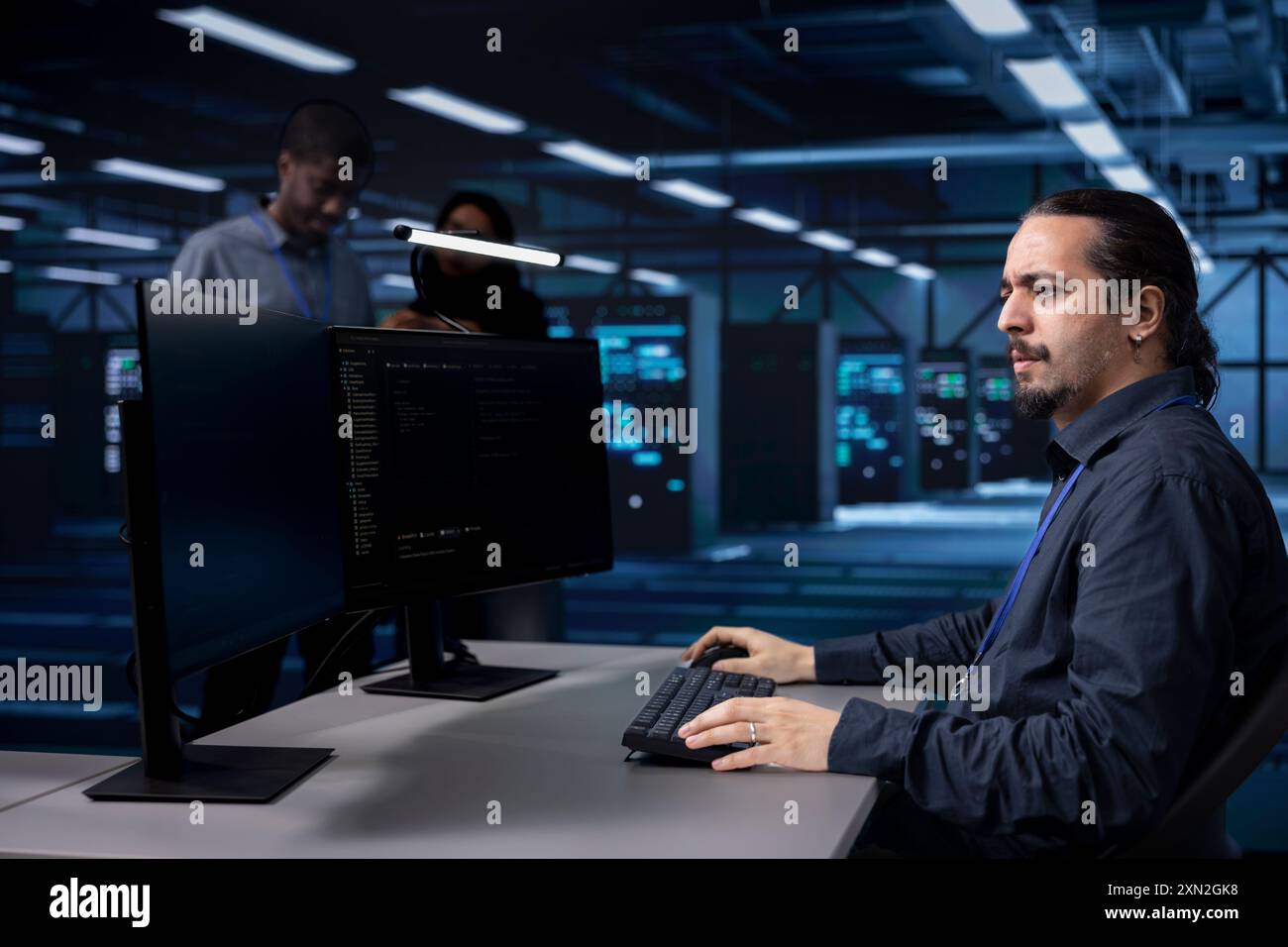 Programmeur tapant sur PC dans le centre de données, mettant à jour les systèmes pour protéger les serveurs des vulnérabilités logicielles exploitables. Expert INFORMATIQUE EN codage et recherche d'erreurs provoquant le ralentissement de l'équipement Banque D'Images