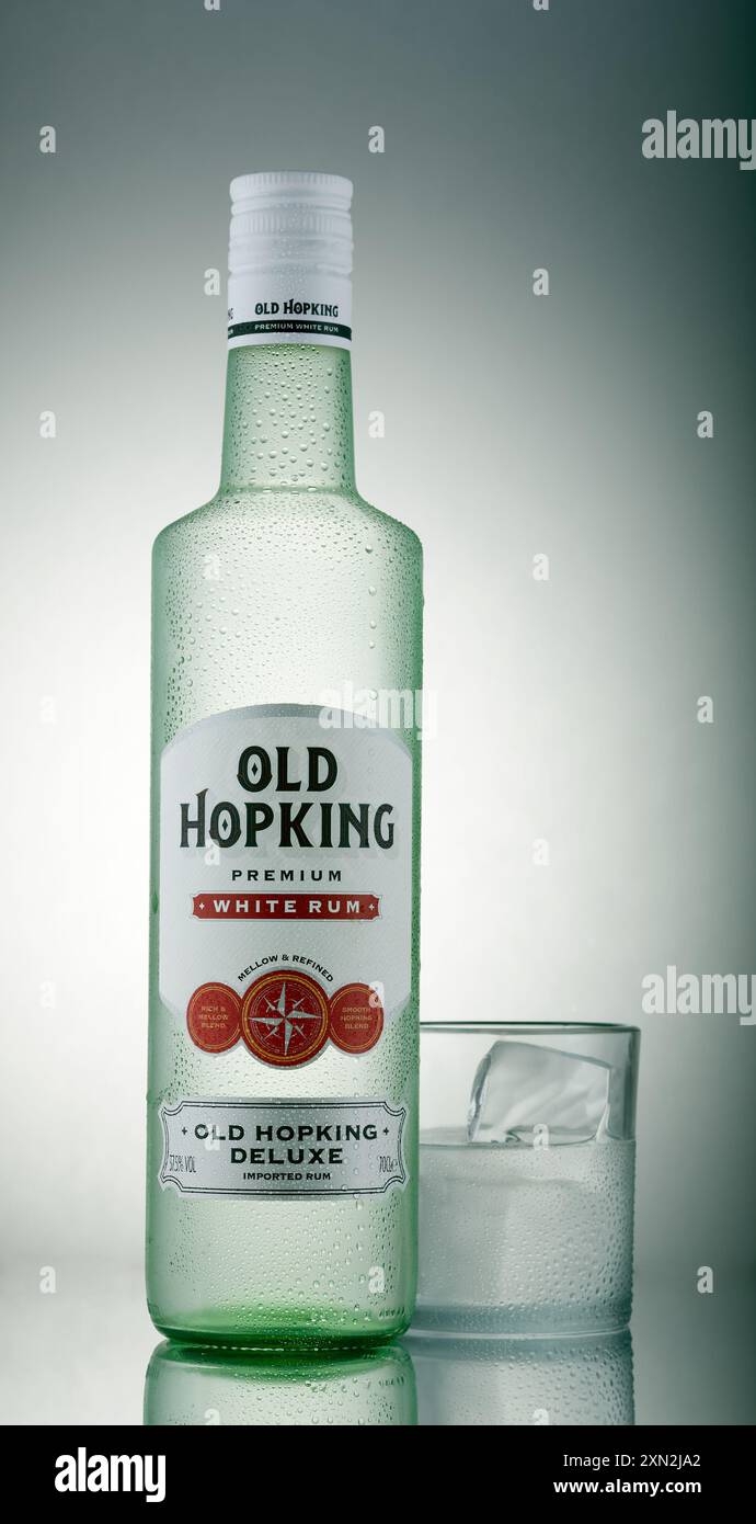 Mansfield, Nottingham, Royaume-Uni, 30 juillet 2024 : image de produit studio de Old Hopking White Rum. Banque D'Images
