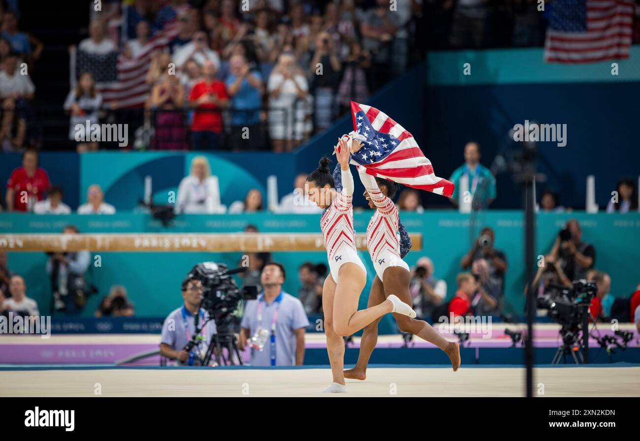 Paris, France. 30 juillet 2024. Jordan Chiles et Simone Biles (États-Unis) célèbrent leurs acclamations pour la médaille d'or par équipe après son entraînement au sol autour des Jeux Olympiques de Paris 2024 gymnastique artistique finale par équipe féminine Olympische Spiele 30.07.2024 crédit : Moritz Muller/Alamy Live News Banque D'Images