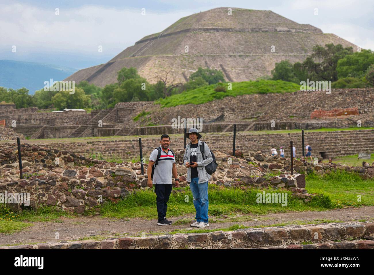 Pyramide du Soleil à San Juan Teotihuacan Mexique dans la zone archéologique de Teotihuacan, la ville avec les plus grandes pyramides de Mésoamérique dans l'État de Mexico. Pyramide de la Lune à San Martin de las Pirámides Mexique et Palais de Quetzalpapálotl. Base pyramidale, Archéologie, architecture. Bâtiment en pierre, village ... (photo de Ronald Guadalupe Gutierrez/ Norte photo) Pirámide del sol en la imagen Ronald Hernan Gutierrez y Francisco Morales fotografo en DAMM PHOTO Banque D'Images