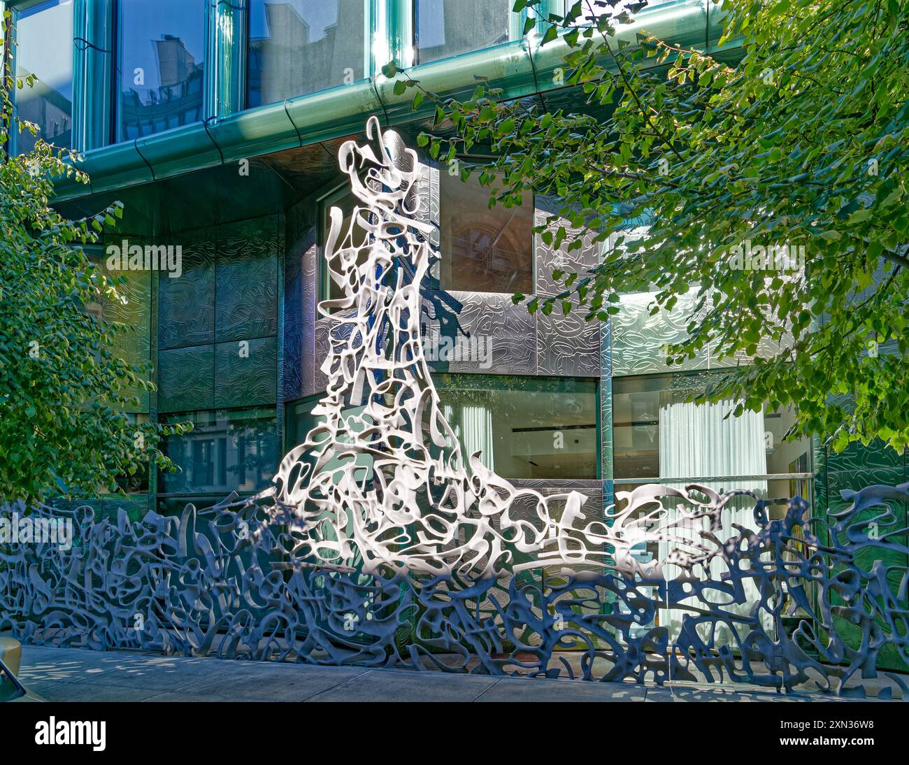 40 rue Bond, un condo moderne incorporé dans l'extension du quartier historique de NoHo. Une sculpture en aluminium pare la façade en verre bleu-vert. Banque D'Images
