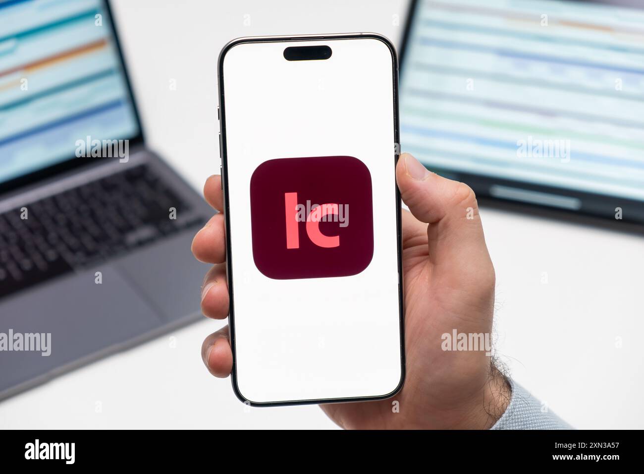 PRAGUE, RÉPUBLIQUE TCHÈQUE - 21 JANVIER 2024 : logo Adobe LC sur l'écran du smartphone dans la main Mans sur le fond de travail. Banque D'Images