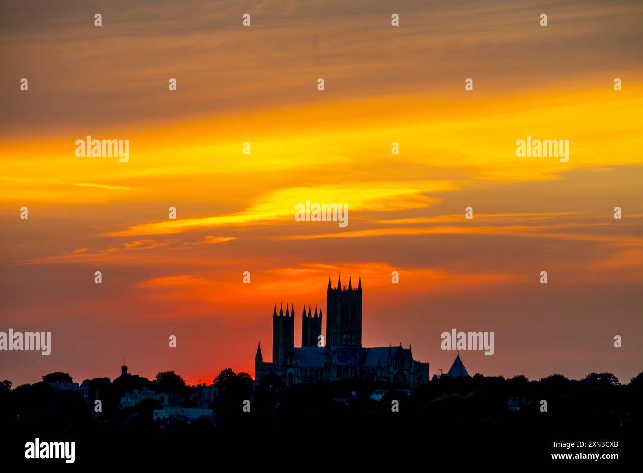 Lincoln, Royaume-Uni. 30 juillet 2024. 30 juillet 2024 Lincoln Cathedral, Lincoln, Lincolnshire Une vue de coucher de soleil comme le soleil couchant orange se couche derrière la cathédrale historique Lincoln, Lincolnshire. Crédit : phil wilkinson/Alamy Live News Banque D'Images