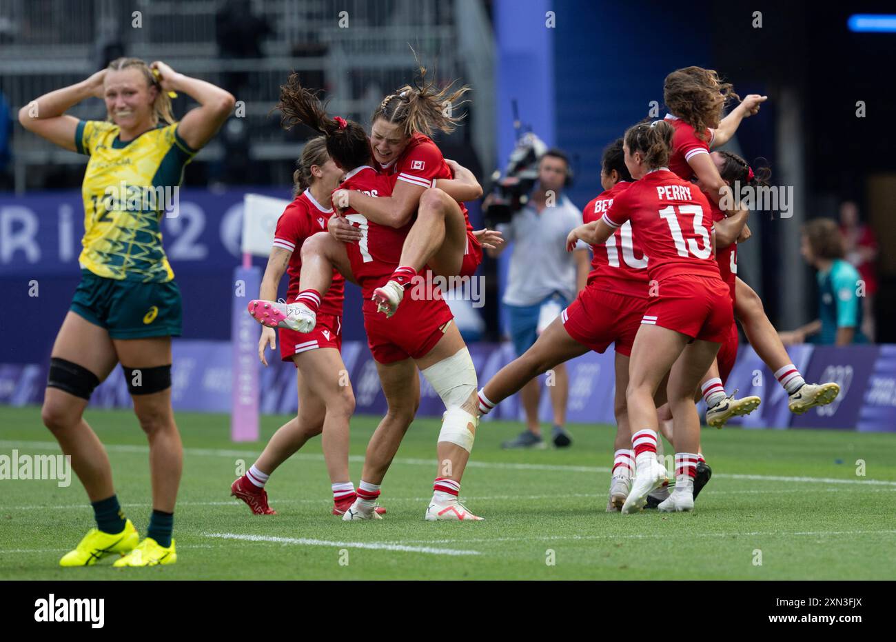 Paris, France. 30 juillet 2024. L'australienne Maddison Levi regarde les joueuses canadiennes célébrer après avoir remporté leur match de sept finales de rugby féminin aux Jeux olympiques d'été, le mardi 30 juillet 2024 à Paris. Crédit : la presse canadienne/Alamy Live News Banque D'Images