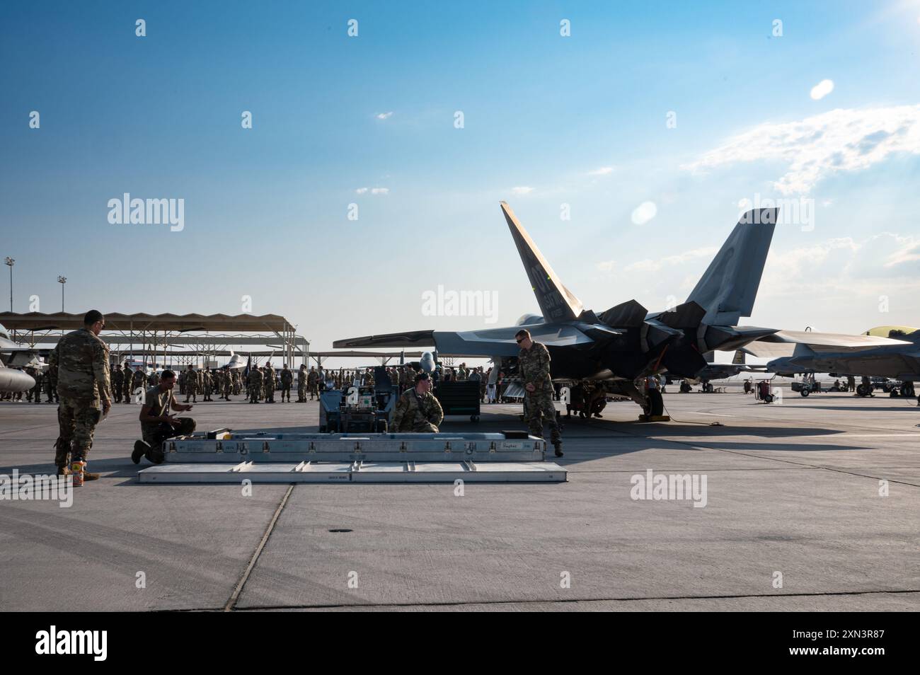 Comprenait Les aviateurs américains affectés au 757th Aircraft maintenance ...