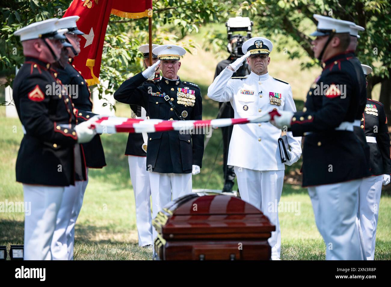 Les Marines de la Marine Band, « The President’s Own », et de la Marine Barracks, Washington, DC (8e et I) dirigent les honneurs funéraires militaires avec escorte funéraire pour le 29e commandant du corps des Marines retraité Gen. Alfred Gray, Jr. dans la section 35 du cimetière national d'Arlington, Arlington, Virginie, le 29 juillet 2024. Gray s'est enrôlé dans le corps des Marines en 1950 et a servi comme opérateur radio avec le peloton de reconnaissance amphibie en Corée. Il s'est déployé huit fois au cours de ses 41 ans de carrière, notamment en dirigeant les premières opérations terrestres indépendantes d'une unité des Marines au Vietnam. Au cours de ces déploiements Banque D'Images
