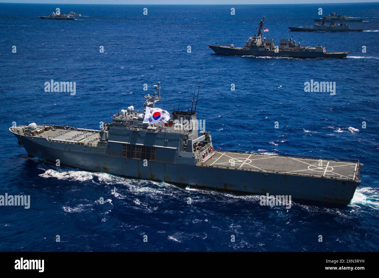 Navire de débarquement de chars de la marine de la République de Corée (LST 687) ROKS Cheon Ja Bong navigue en formation pendant la phase en mer de l'exercice Rim of the Pacific (RIMPAC) 2024. Vingt-neuf pays, 40 navires de surface, trois sous-marins, 14 forces terrestres nationales, plus de 150 avions et 25 000 membres du personnel participent au RIMPAC dans et autour des îles Hawaï, du 27 juin au 1er août. Le RIMPAC, le plus grand exercice maritime international au monde, offre une occasion de formation unique tout en favorisant et en soutenant les relations de coopération entre les participants essentielles pour assurer la sûreté des voies maritimes et la sécurité Banque D'Images