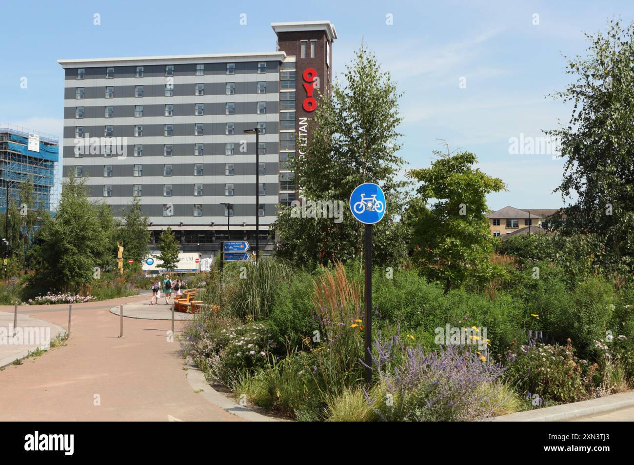 Sheffield OYO Metropolitan Hotel building, Inner City Angleterre Royaume-Uni Castlegate Grey to Green Park oasis piétonne de plantes Banque D'Images