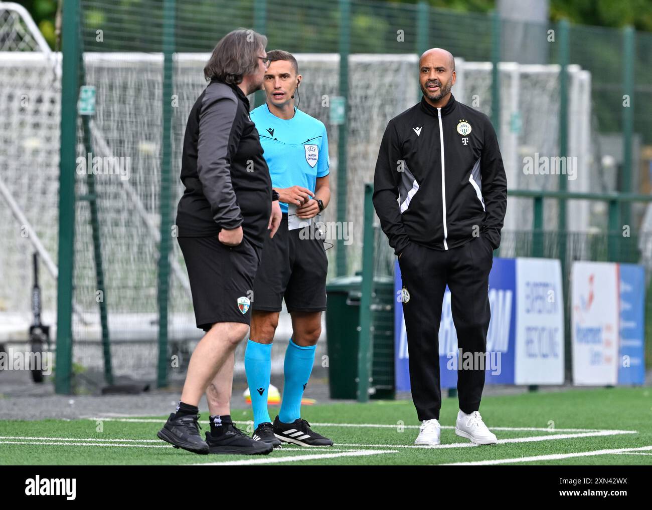 Pascal Jansen, entraîneur-chef de Ferencváros, s'entretient avec Craig Harrison, manager des New Saints lors du deuxième tour de qualification de l'UEFA Champions League, les New Saints vs Ferencváros au Park Hall Stadium, Oswestry, Royaume-Uni, le 30 juillet 2024 (photo Cody Froggatt/News images) Banque D'Images