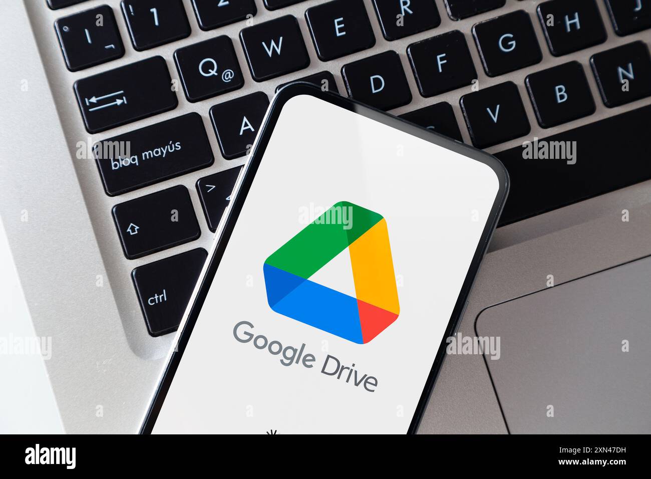 Gros plan de l'icône de l'application Google Drive sur l'écran du téléphone mobile. Cloud de stockage Google Workspace populaire. Rosario, Argentine - 26 juillet 2024 Banque D'Images