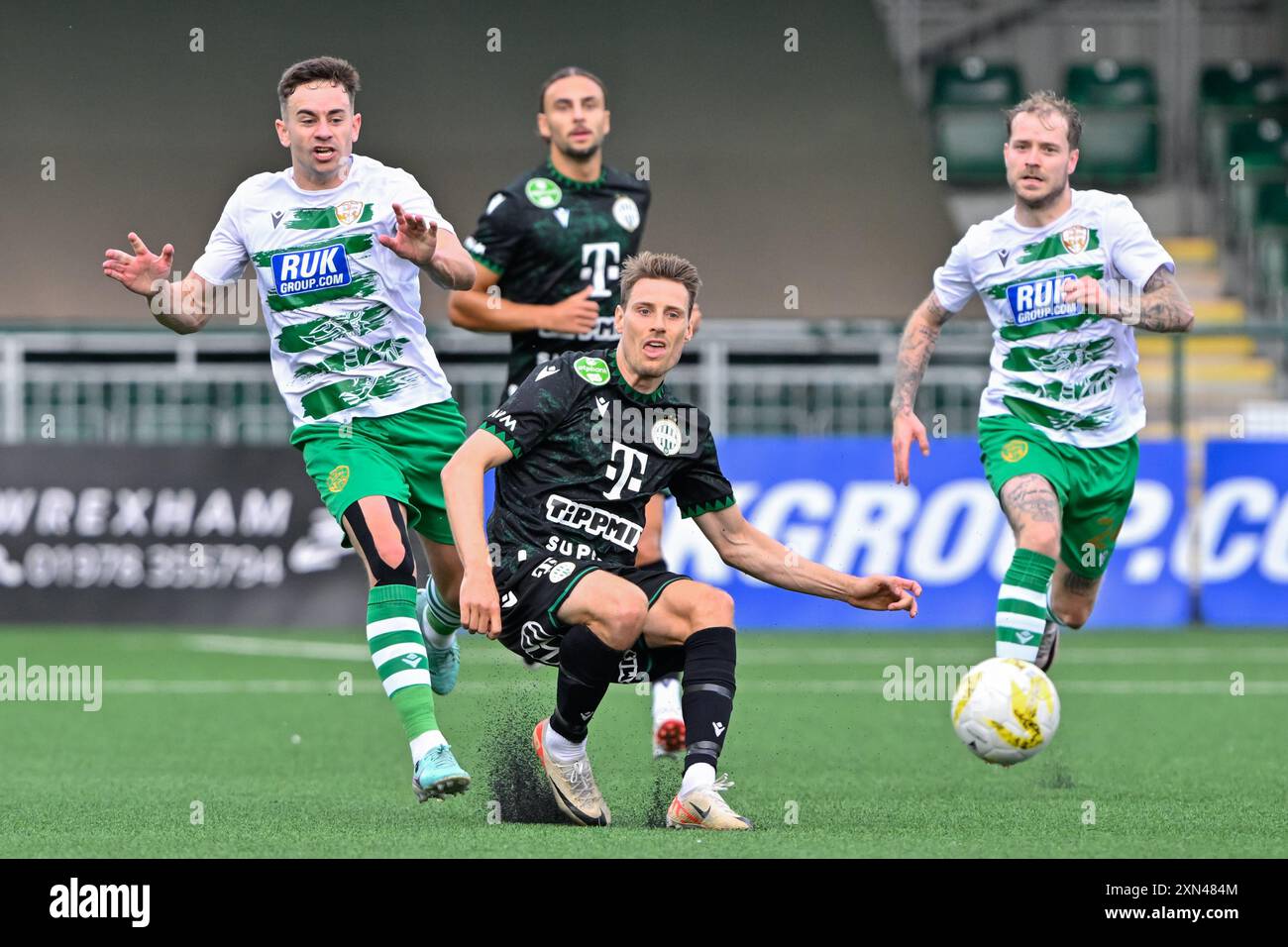 Oswestry, Royaume-Uni. 30 juillet 2024. Kristoffer Zachariassen de Ferencváros passe le ballon lors du deuxième tour de qualification de l'UEFA Champions League, The New Saints vs Ferencváros au Park Hall Stadium, Oswestry, Royaume-Uni, le 30 juillet 2024 (photo Cody Froggatt/News images) à Oswestry, Royaume-Uni, le 30 juillet 2024. (Photo de Cody Froggatt/News images/Sipa USA) crédit : Sipa USA/Alamy Live News Banque D'Images