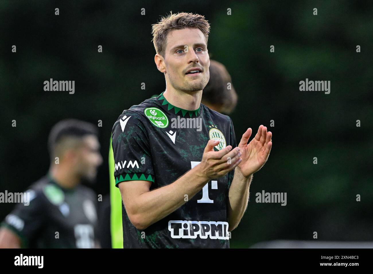 Kristoffer Zachariassen de Ferencváros claque les fans à plein temps lors du deuxième tour de qualification de l'UEFA Champions League les New Saints vs Ferencváros au Park Hall Stadium, Oswestry, Royaume-Uni, le 30 juillet 2024 (photo de Cody Froggatt/News images) Banque D'Images