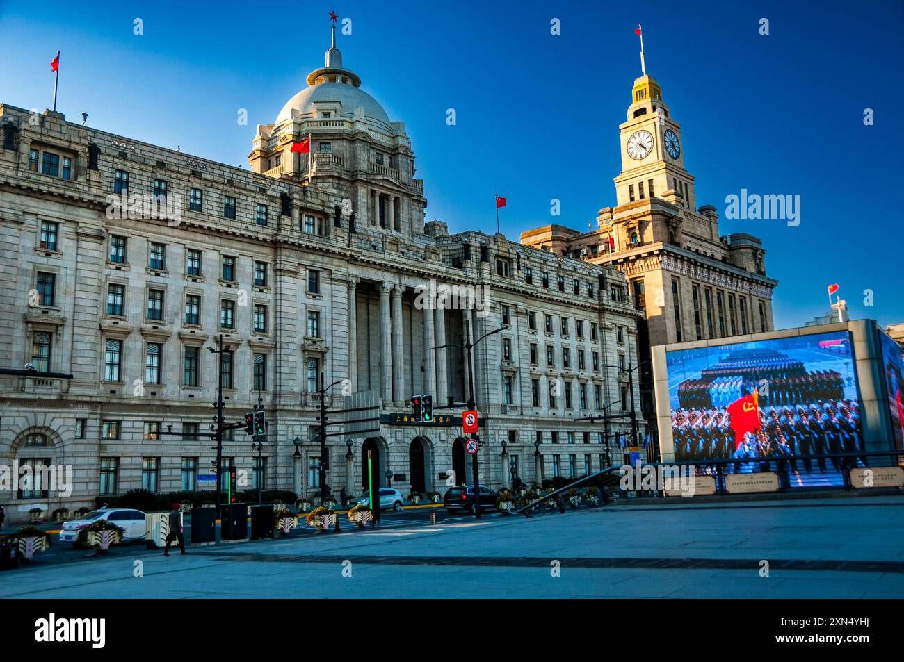 Montée du nationalisme chinois avec un écran énorme sur le Bund historique de Shanghai montrant la propagande des troupes. Banque D'Images