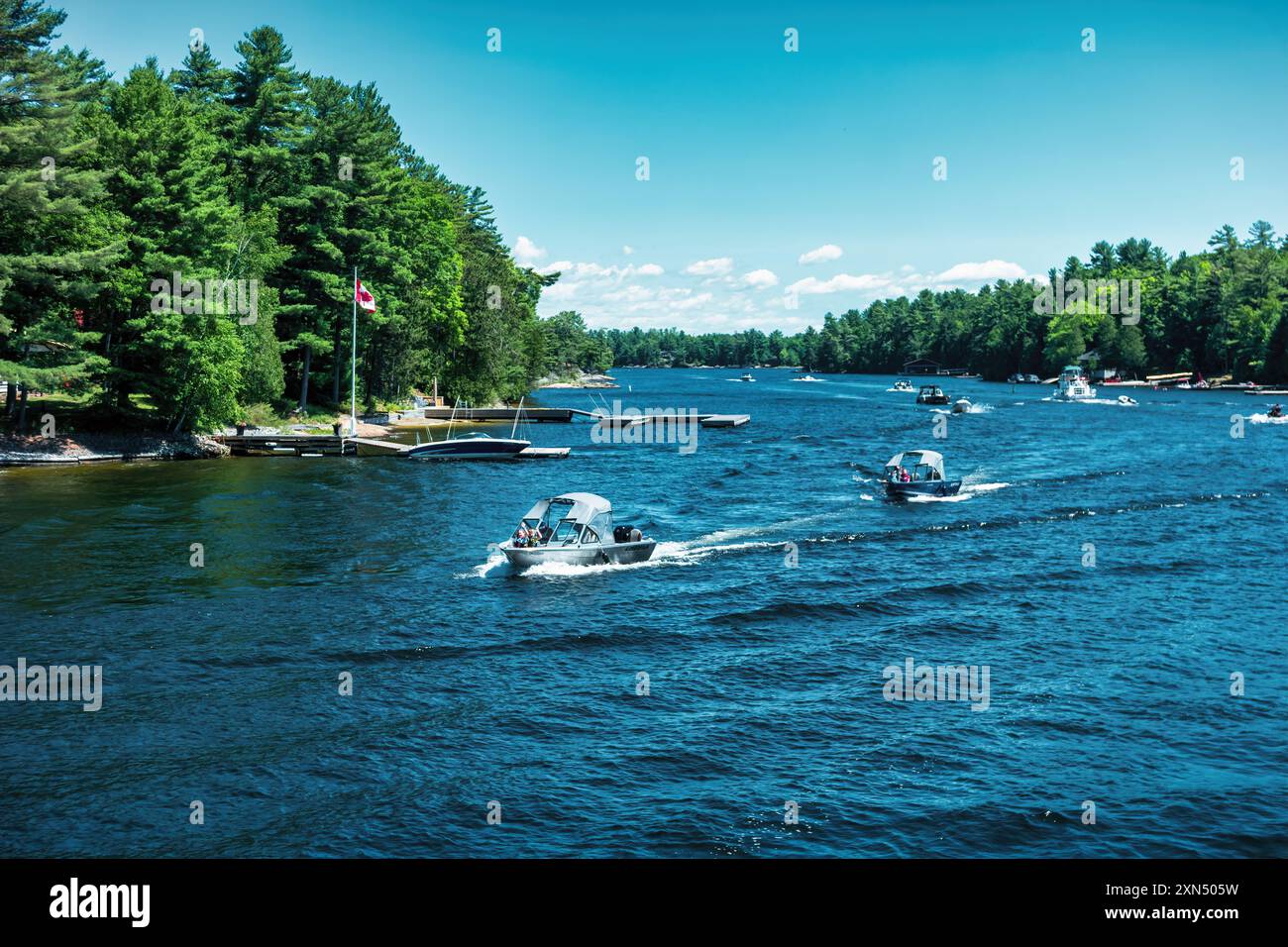 Bateau à moteur dans le parc national des Îles de la Baie Georgienne, trente mille Îles, Ontario, Canada. Banque D'Images