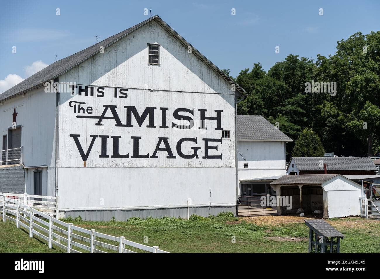 Strasburg, Pennsylvanie – 13 juillet 2024 : une grange blanche dans le village Amish, une destination touristique populaire dans le comté de Lancaster, en Pennsylvanie. Banque D'Images