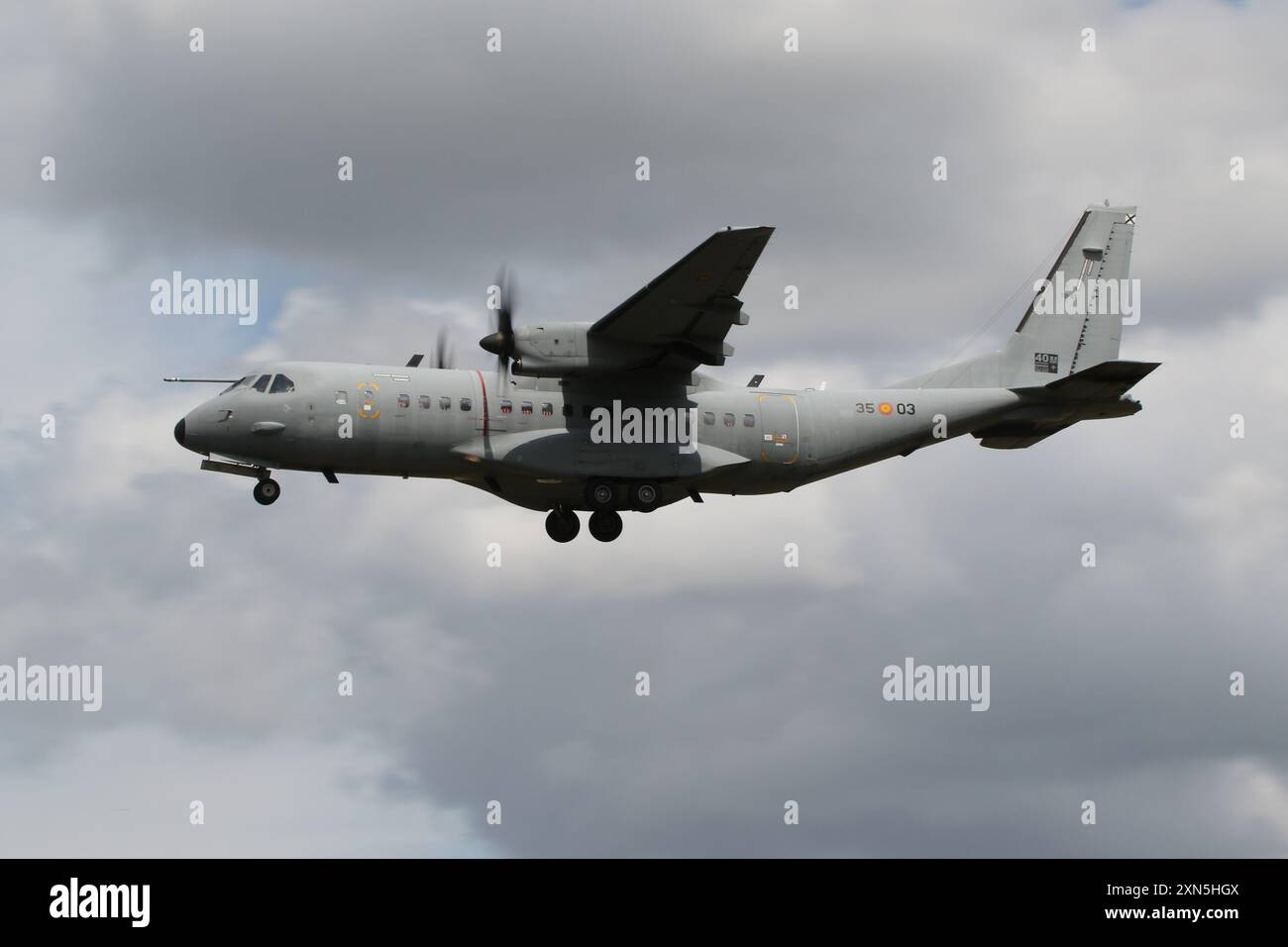 T,21-03/35-03, un avion de transport CASA C-295M exploité par la Force aérienne et spatiale espagnole, arrivant à la RAF Fairford dans le Gloucestershire, en Angleterre, en soutien au contingent de la Force aérienne espagnole participant au Royal International Air Tattoo 2024 (RIAT24). Banque D'Images