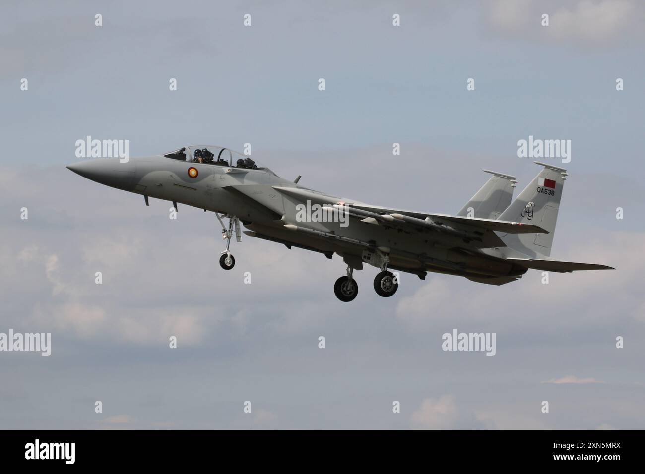 QA538, un Boeing F-15QA Ababil aux couleurs de la Qatar Emiri Air Force (QEAF), arrivant à RAF Fairford dans le Gloucestershire, en Angleterre pour participer au Royal International Air Tattoo 2024 (RIAT24). L'avion était l'un des deux F-15QA destinés au QEAF à exposer au RIAT24, les deux étant pilotés par le personnel de la Défense de Boeing. Banque D'Images