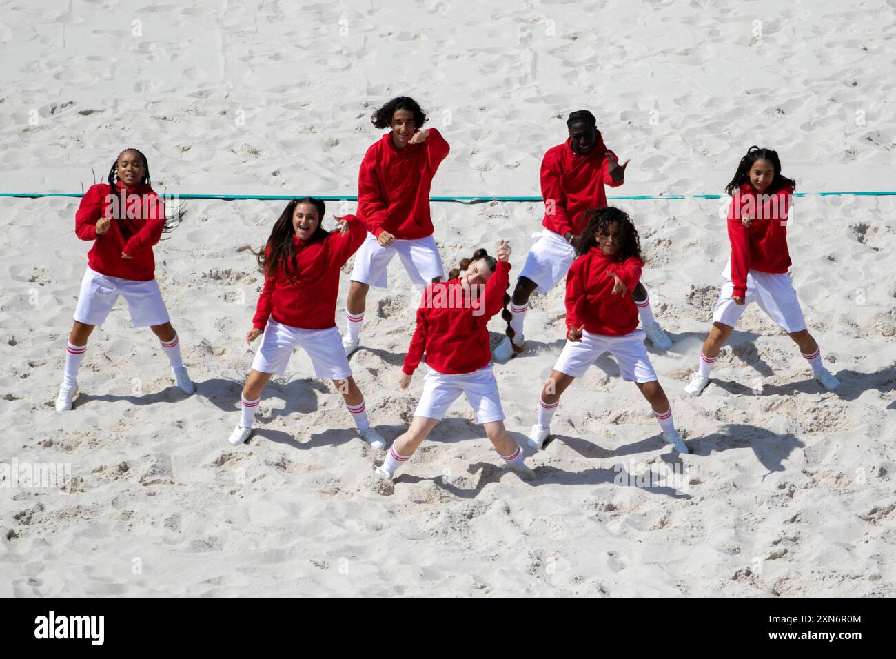 Paris, Ile de France, France. 29 juillet 2024. Une équipe de danse se produit lors d'un entracte à la piscine de volleyball de plage féminine Canada vs Paraguay d au stade de la Tour Eiffel pendant les Jeux olympiques d'été de 2024 à Paris. Le Canada a battu le Paraguay 2-0. (Crédit image : © Angel Adams/ZUMA Press Wire) USAGE ÉDITORIAL SEULEMENT! Non destiné à UN USAGE commercial ! Banque D'Images