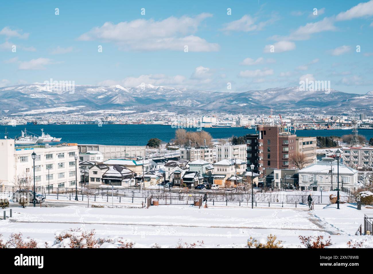 Hakodate, Hokkaido, Japon - 11 février 2024 : vue sur le parc Motomachi et le port en hiver Banque D'Images