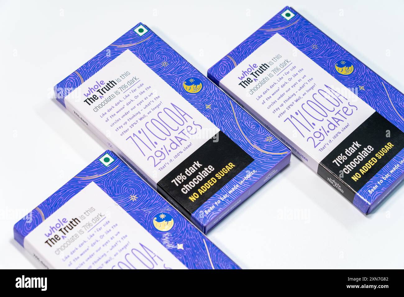 The Whole Truth 71% chocolat noir sur fond blanc. Banque D'Images